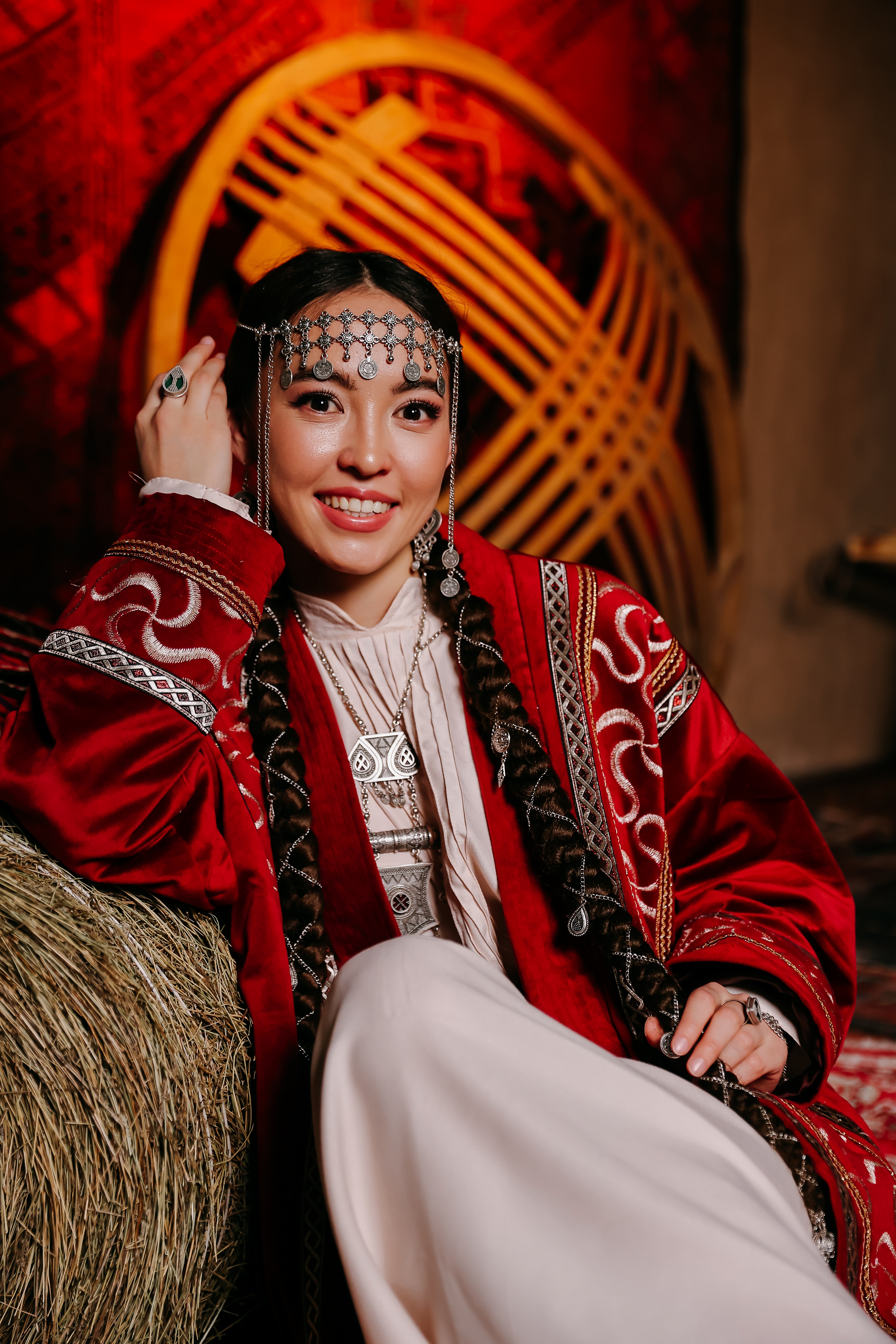 Ақтолқын ұлттық киімде